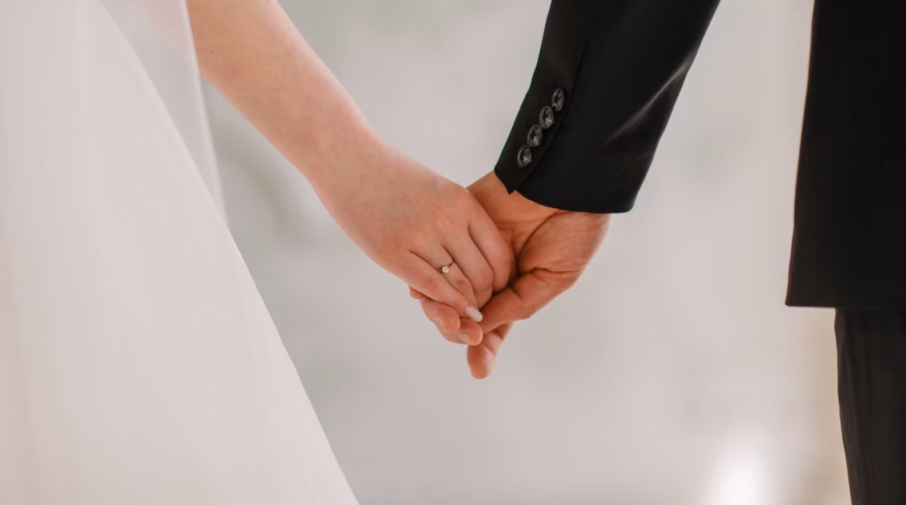 Mariage 2026 : tout ce qu&rsquo;il faut savoir pour maîtriser le budget entre alliances, robes, costumes et lieux